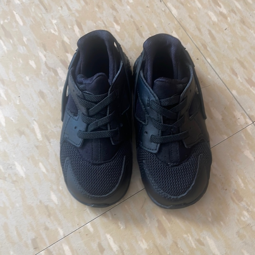 Toddler size 8 black Nike huaraches